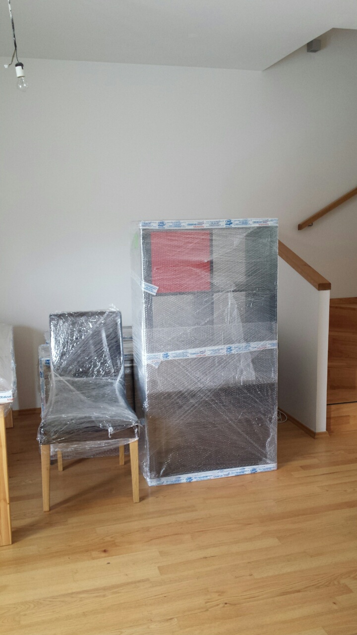 Stěhování zabaleného nábytku